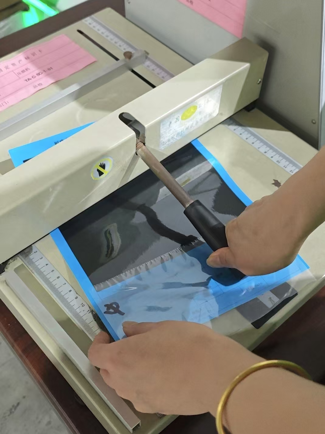Proses pemeriksaan filem laminasi terma adalah cara penting untuk memastikan jaminan kualiti dan kestabilan.